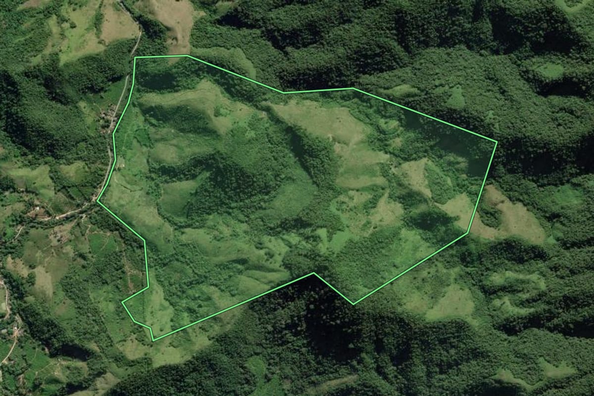Imagem de satélite do imóvel rural em Eldorado (SP), com o contorno declarado no CAR desenhado por cima.