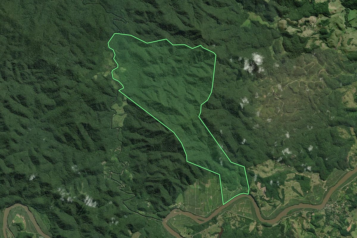 Imagem de satélite do imóvel rural em Eldorado (SP), com o contorno declarado no CAR desenhado por cima.