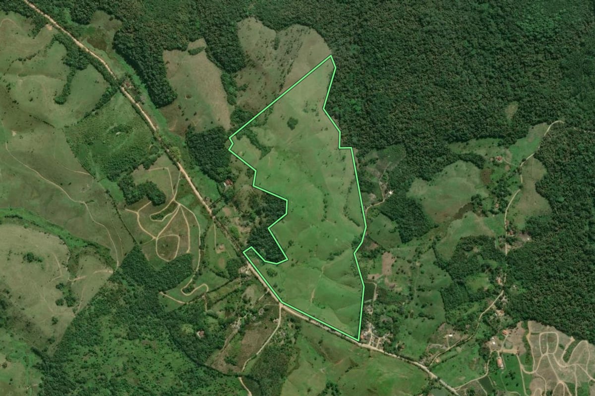 Imagem de satélite do imóvel rural em Eldorado (SP), com o contorno declarado no CAR desenhado por cima.