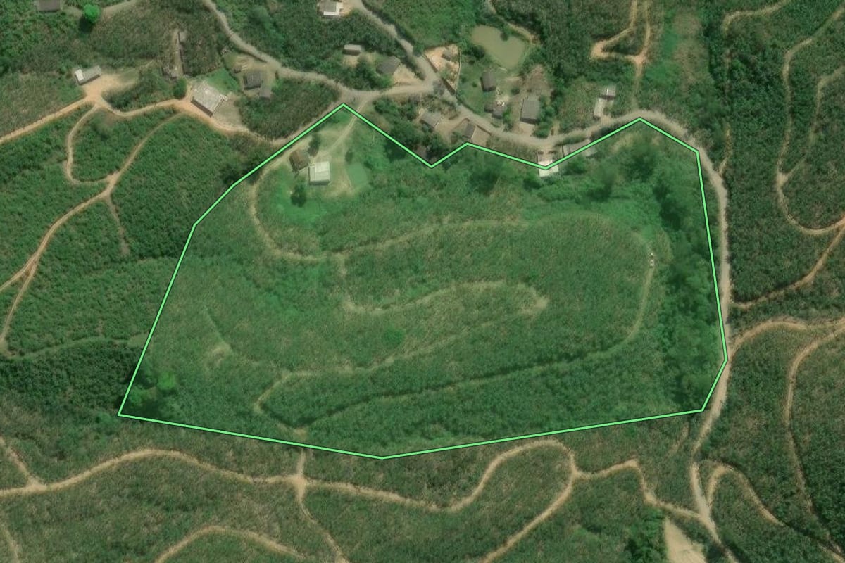 Imagem de satélite do imóvel rural em Eldorado (SP), com o contorno declarado no CAR desenhado por cima.