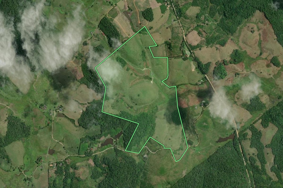 Imagem de satélite do imóvel rural em Eldorado (SP), com o contorno declarado no CAR desenhado por cima.
