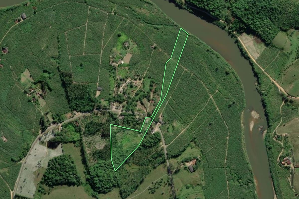 Imagem de satélite do imóvel rural em Eldorado (SP), com o contorno declarado no CAR desenhado por cima.