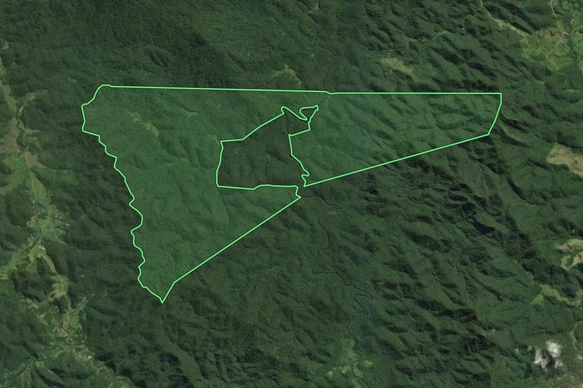 Imagem de satélite do imóvel rural em Eldorado (SP), com o contorno declarado no CAR desenhado por cima.