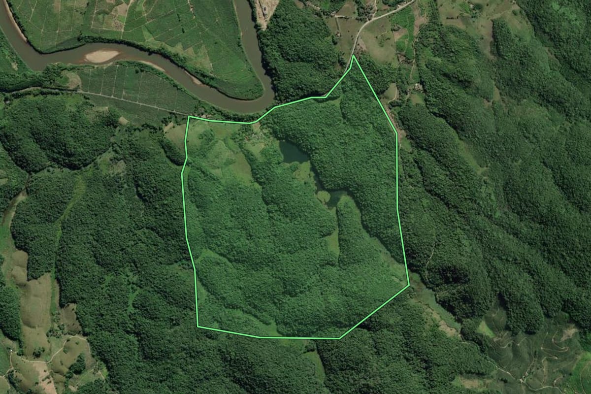 Imagem de satélite do imóvel rural em Eldorado (SP), com o contorno declarado no CAR desenhado por cima.