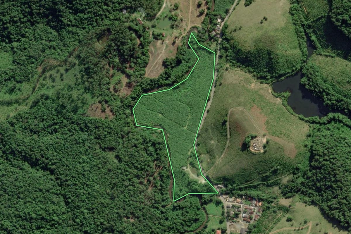 Imagem de satélite do imóvel rural em Eldorado (SP), com o contorno declarado no CAR desenhado por cima.