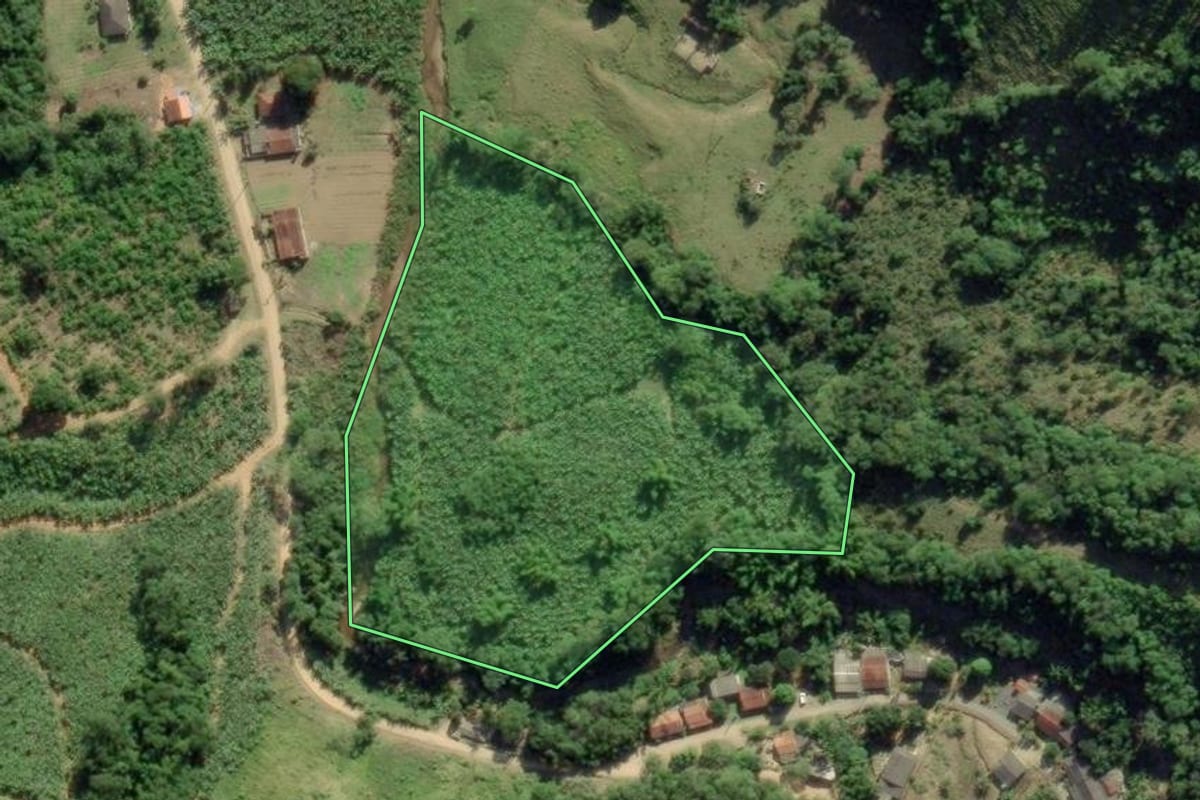 Imagem de satélite do imóvel rural em Eldorado (SP), com o contorno declarado no CAR desenhado por cima.