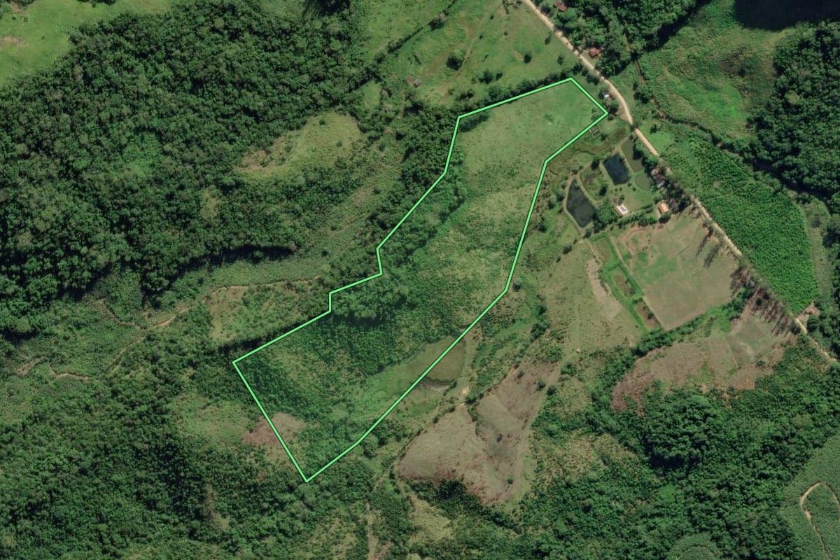 Imagem de satélite do imóvel rural em Eldorado (SP), com o contorno declarado no CAR desenhado por cima.