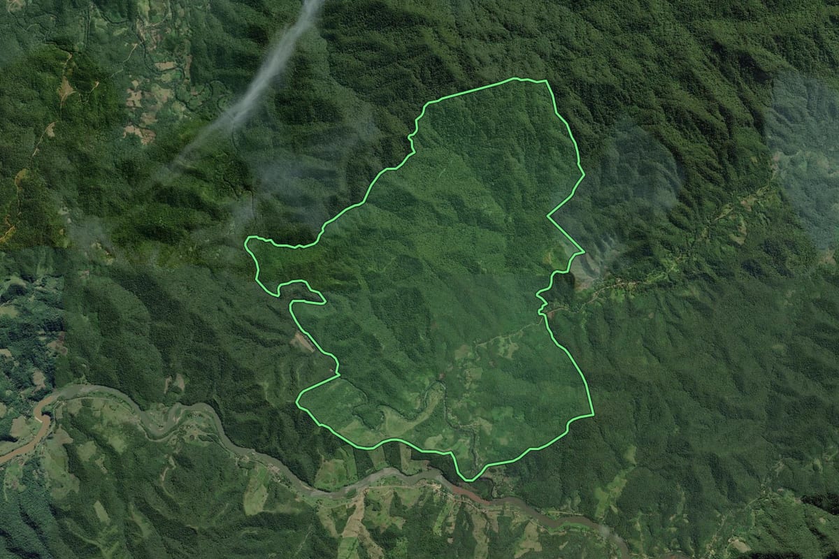 Imagem de satélite do imóvel rural em Eldorado (SP), com o contorno declarado no CAR desenhado por cima.