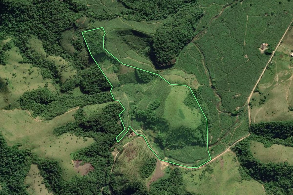 Imagem de satélite do imóvel rural em Eldorado (SP), com o contorno declarado no CAR desenhado por cima.