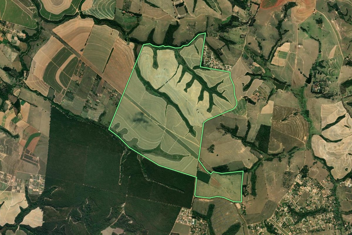 Imagem de satélite do imóvel rural em Elias Fausto (SP), com o contorno declarado no CAR desenhado por cima.