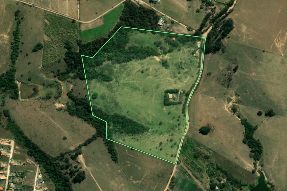Imagem de satélite do imóvel rural em Elias Fausto (SP), com o contorno declarado no CAR desenhado por cima.