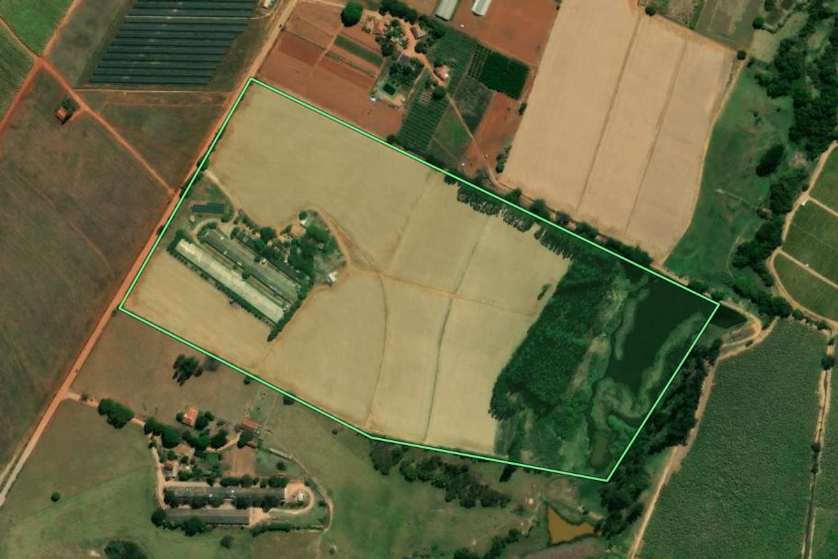 Imagem de satélite do imóvel rural em Elias Fausto (SP), com o contorno declarado no CAR desenhado por cima.