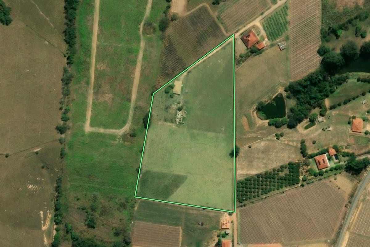 Imagem de satélite do imóvel rural em Elias Fausto (SP), com o contorno declarado no CAR desenhado por cima.