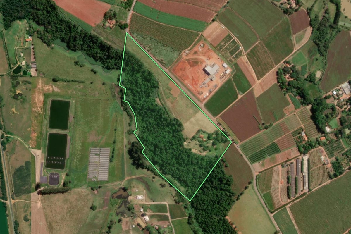 Imagem de satélite do imóvel rural em Elias Fausto (SP), com o contorno declarado no CAR desenhado por cima.