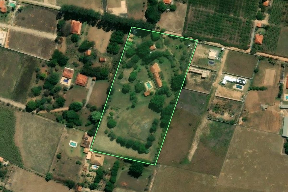 Imagem de satélite do imóvel rural em Elias Fausto (SP), com o contorno declarado no CAR desenhado por cima.