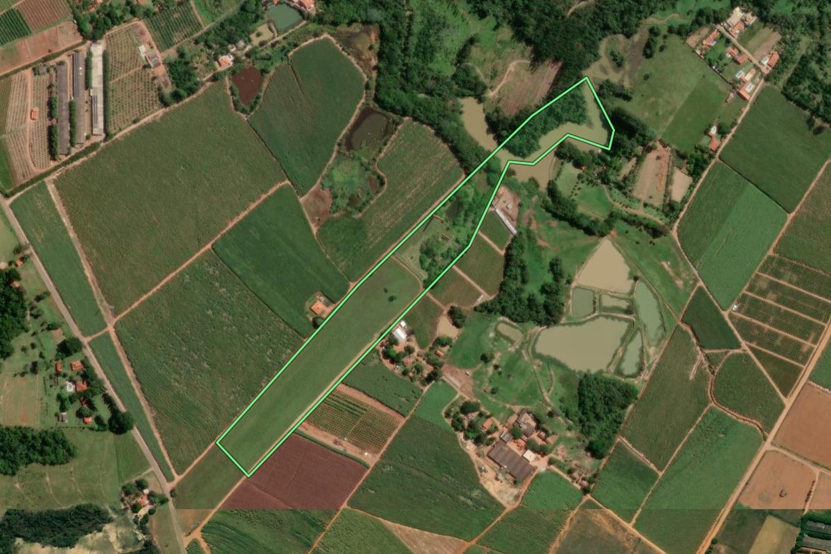 Imagem de satélite do imóvel rural em Elias Fausto (SP), com o contorno declarado no CAR desenhado por cima.