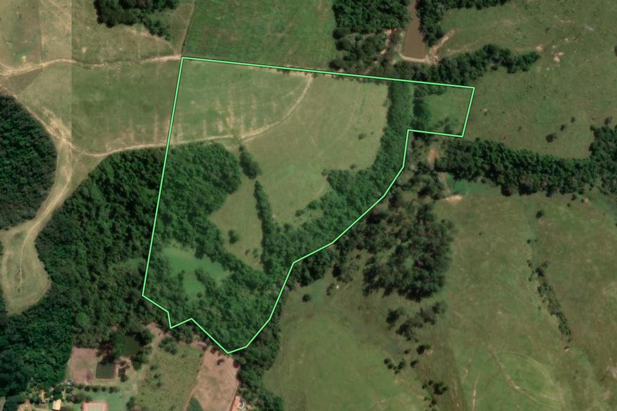Imagem de satélite do imóvel rural em Elias Fausto (SP), com o contorno declarado no CAR desenhado por cima.