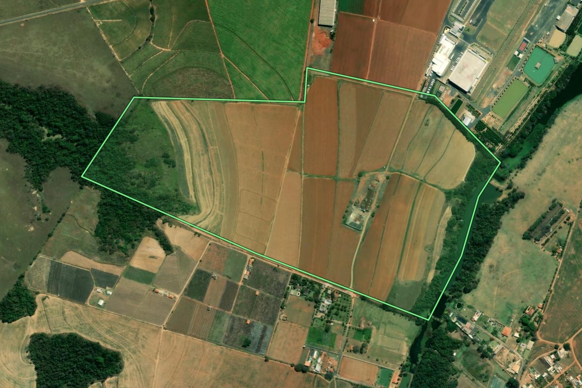 Imagem de satélite do imóvel rural em Elias Fausto (SP), com o contorno declarado no CAR desenhado por cima.