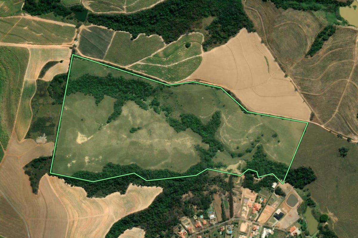 Imagem de satélite do imóvel rural em Elias Fausto (SP), com o contorno declarado no CAR desenhado por cima.