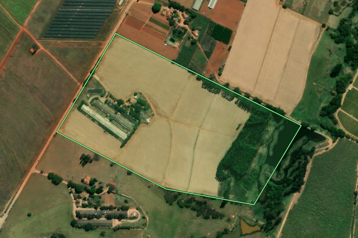 Imagem de satélite do imóvel rural em Elias Fausto (SP), com o contorno declarado no CAR desenhado por cima.