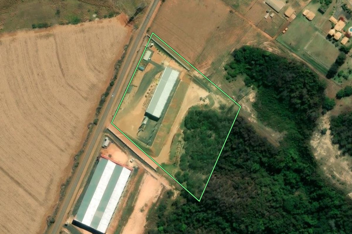 Imagem de satélite do imóvel rural em Elias Fausto (SP), com o contorno declarado no CAR desenhado por cima.