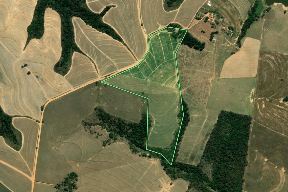Imagem de satélite do imóvel rural em Elias Fausto (SP), com o contorno declarado no CAR desenhado por cima.