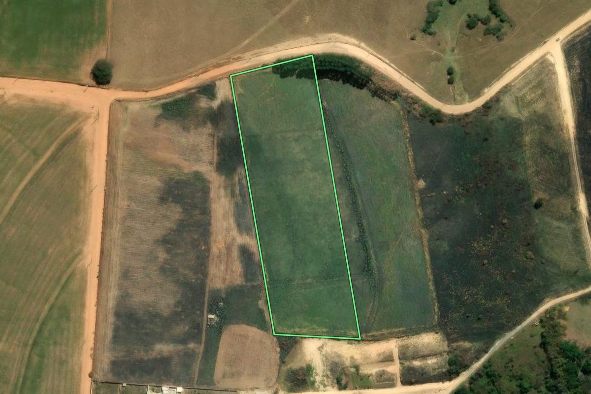 Imagem de satélite do imóvel rural em Elias Fausto (SP), com o contorno declarado no CAR desenhado por cima.