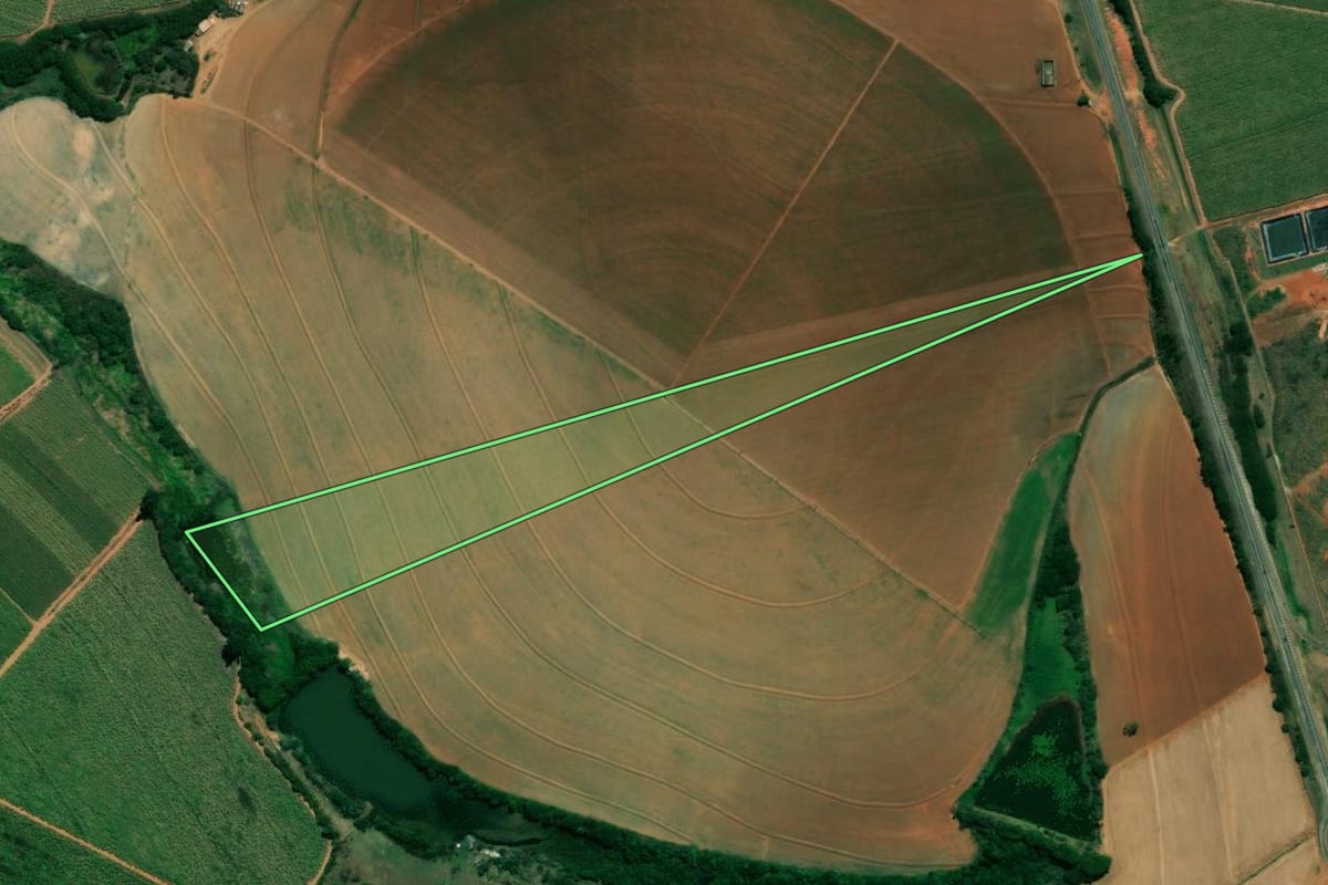 Imagem de satélite do imóvel rural em Elias Fausto (SP), com o contorno declarado no CAR desenhado por cima.
