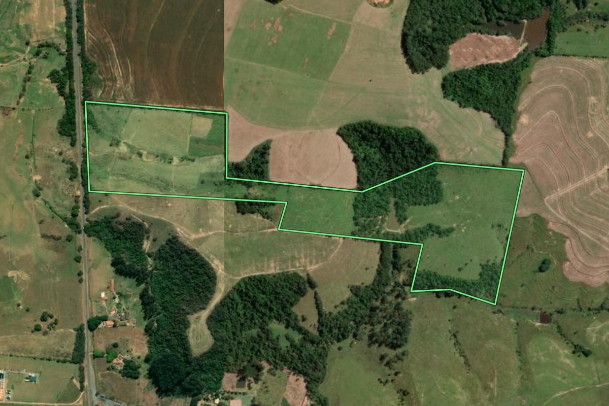 Imagem de satélite do imóvel rural em Elias Fausto (SP), com o contorno declarado no CAR desenhado por cima.