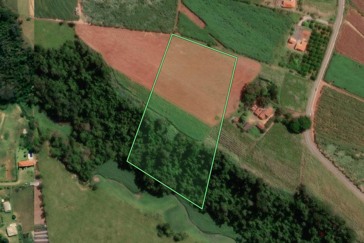 Imagem de satélite do imóvel rural em Elias Fausto (SP), com o contorno declarado no CAR desenhado por cima.