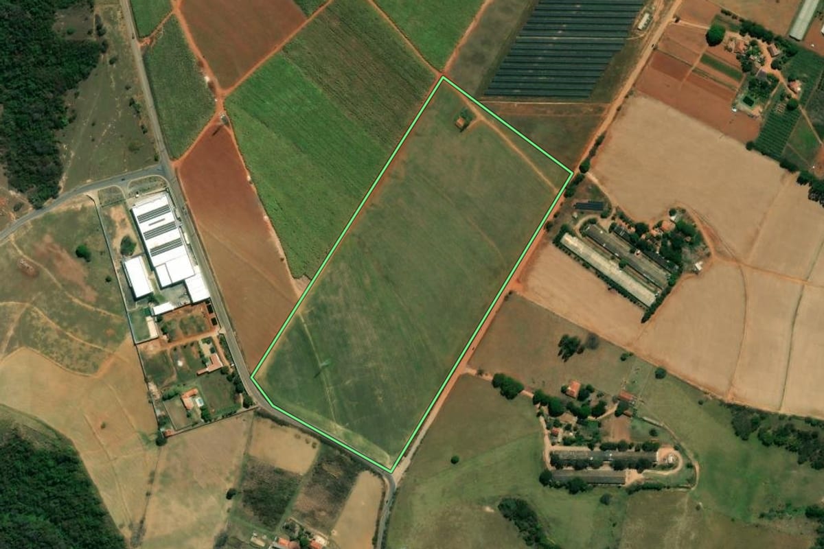 Imagem de satélite do imóvel rural em Elias Fausto (SP), com o contorno declarado no CAR desenhado por cima.