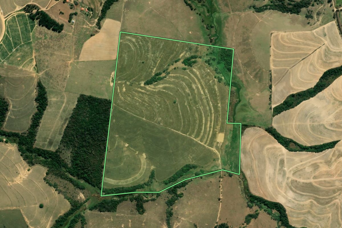 Imagem de satélite do imóvel rural em Elias Fausto (SP), com o contorno declarado no CAR desenhado por cima.