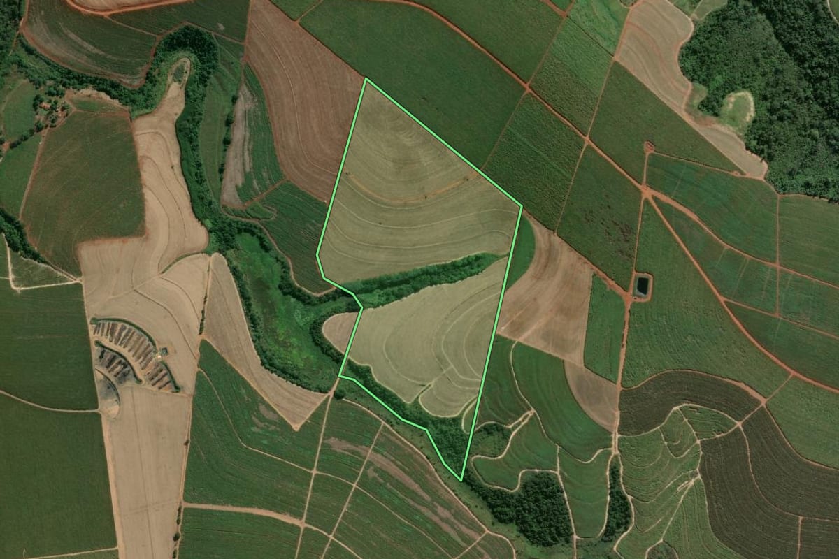 Imagem de satélite do imóvel rural em Elias Fausto (SP), com o contorno declarado no CAR desenhado por cima.