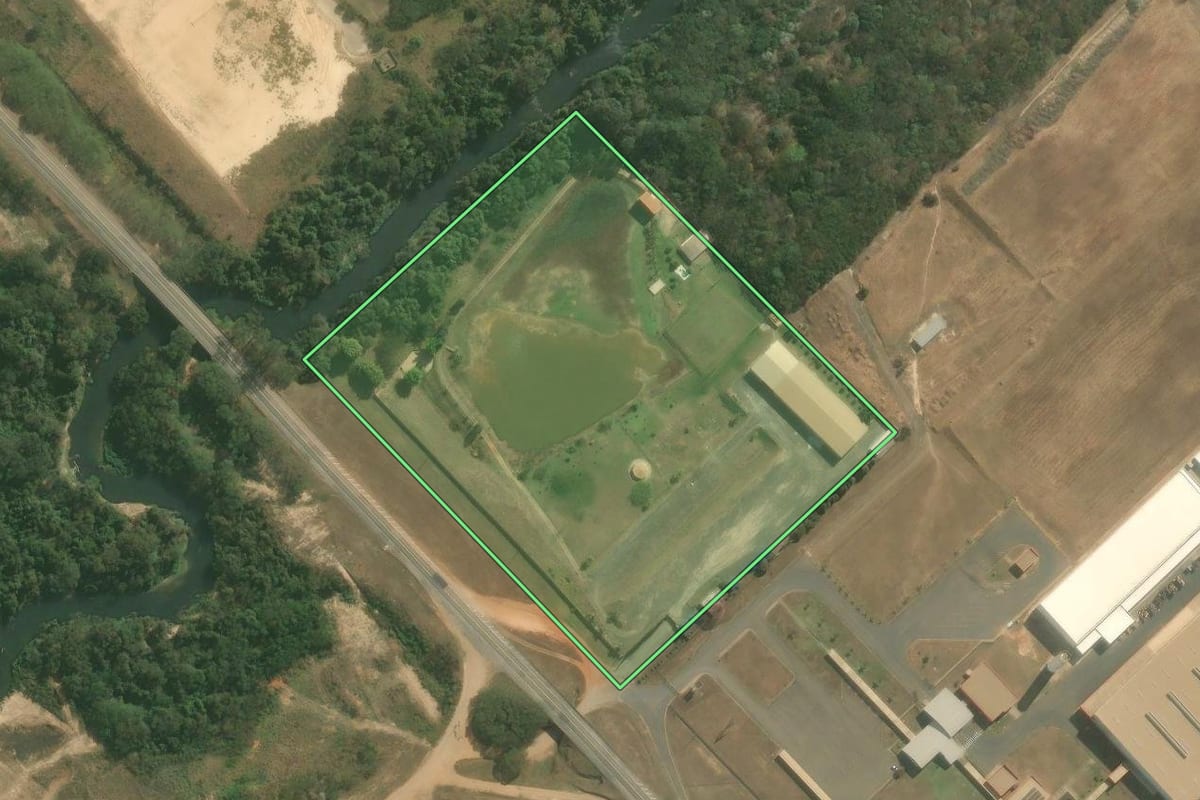 Imagem de satélite do imóvel rural em Elias Fausto (SP), com o contorno declarado no CAR desenhado por cima.