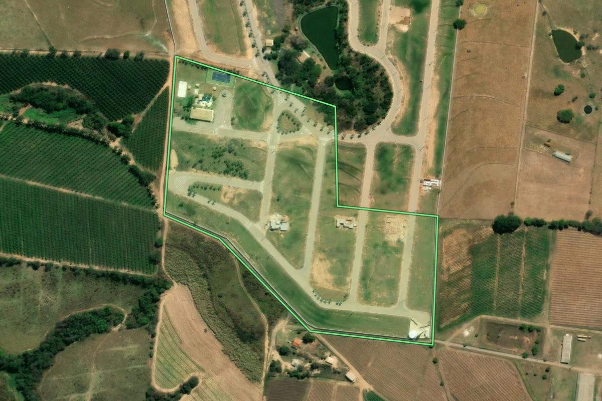 Imagem de satélite do imóvel rural em Elias Fausto (SP), com o contorno declarado no CAR desenhado por cima.