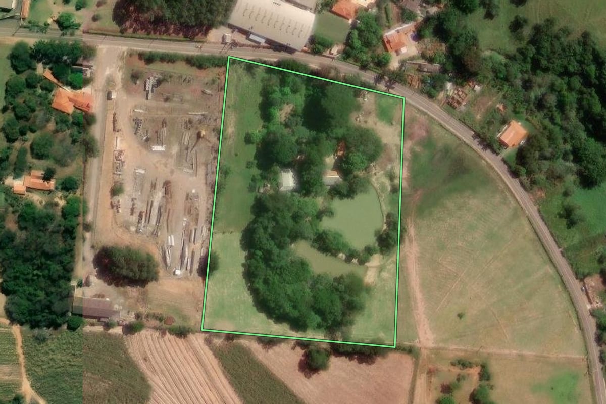 Imagem de satélite do imóvel rural em Elias Fausto (SP), com o contorno declarado no CAR desenhado por cima.