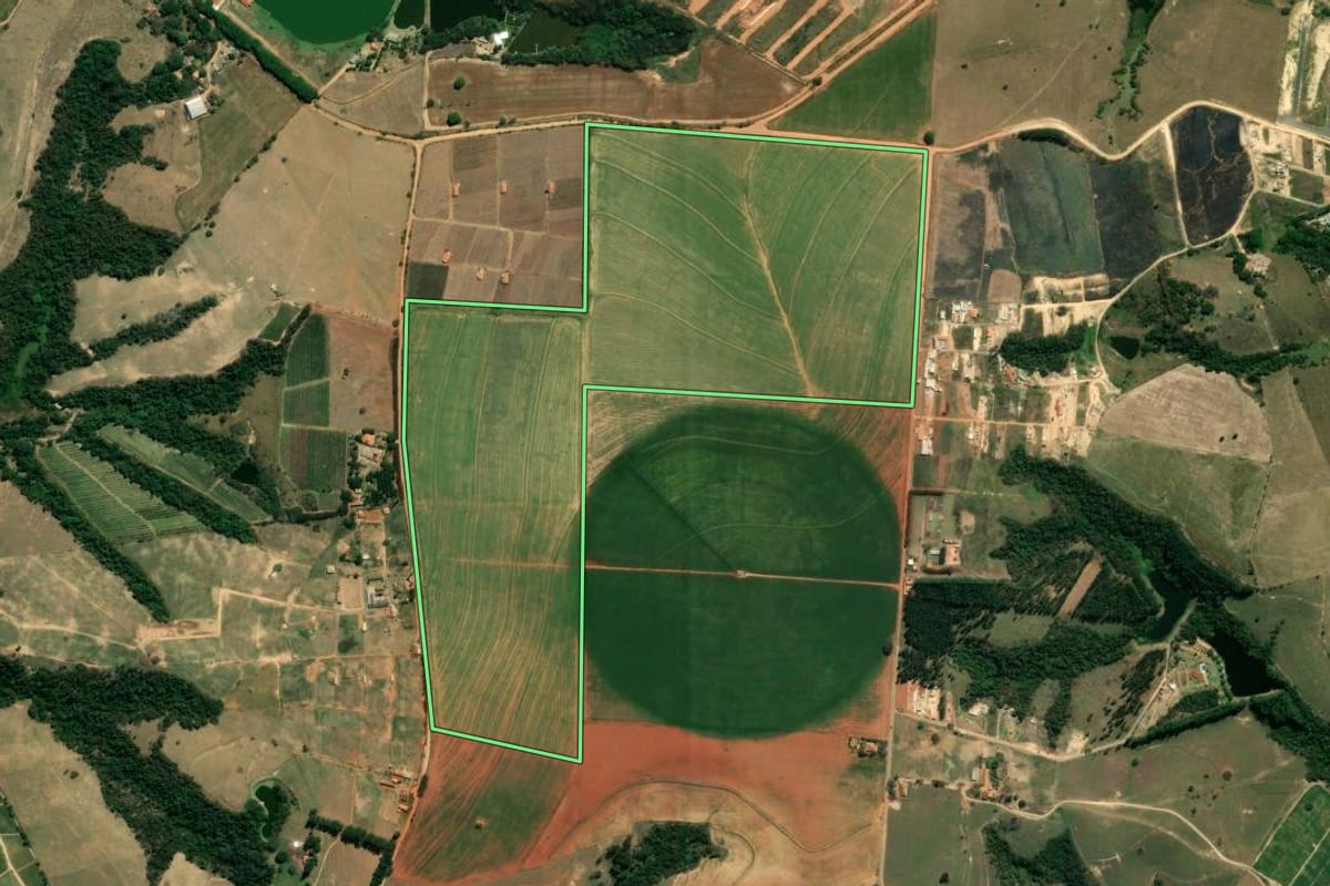Imagem de satélite do imóvel rural em Elias Fausto (SP), com o contorno declarado no CAR desenhado por cima.