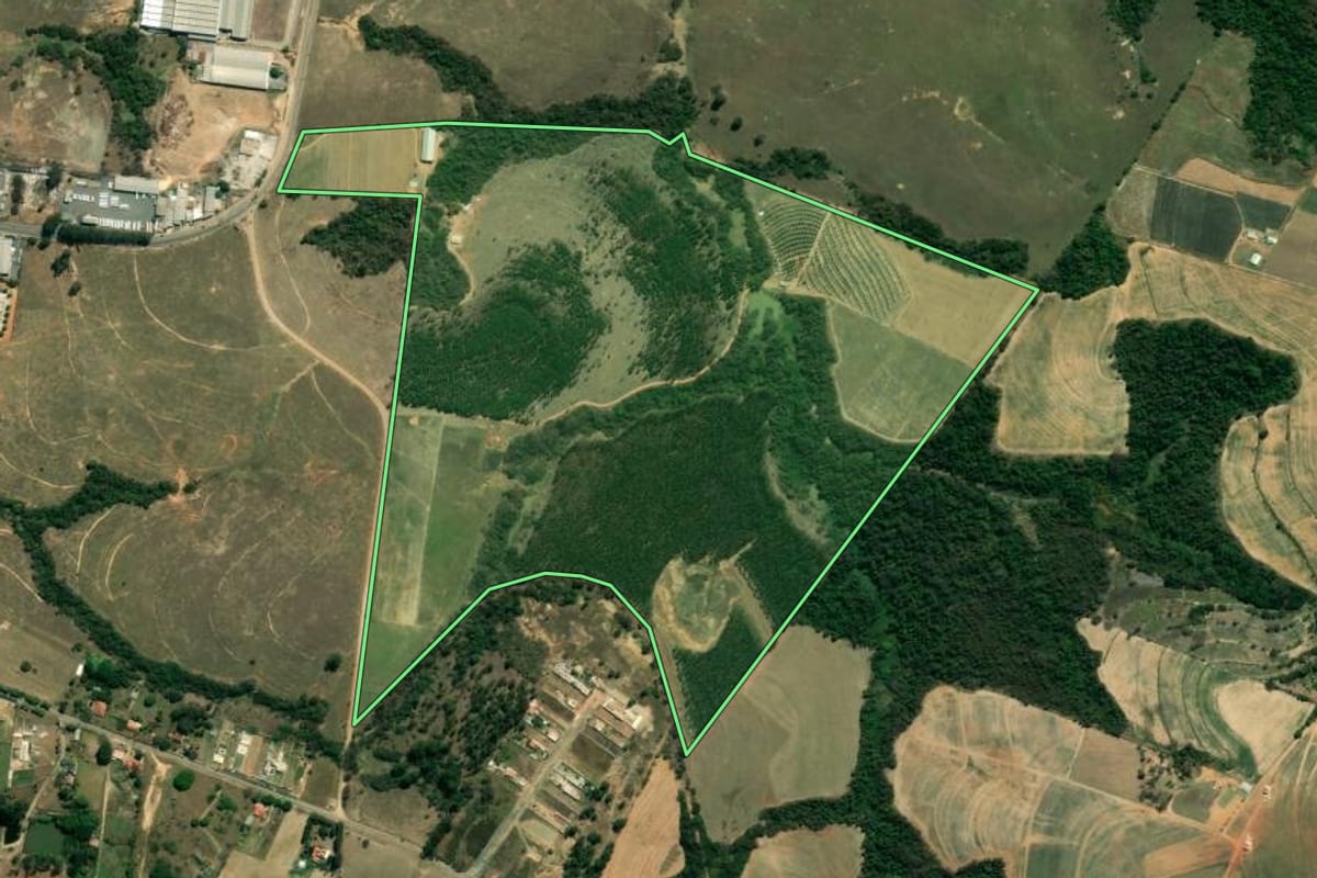 Imagem de satélite do imóvel rural em Elias Fausto (SP), com o contorno declarado no CAR desenhado por cima.
