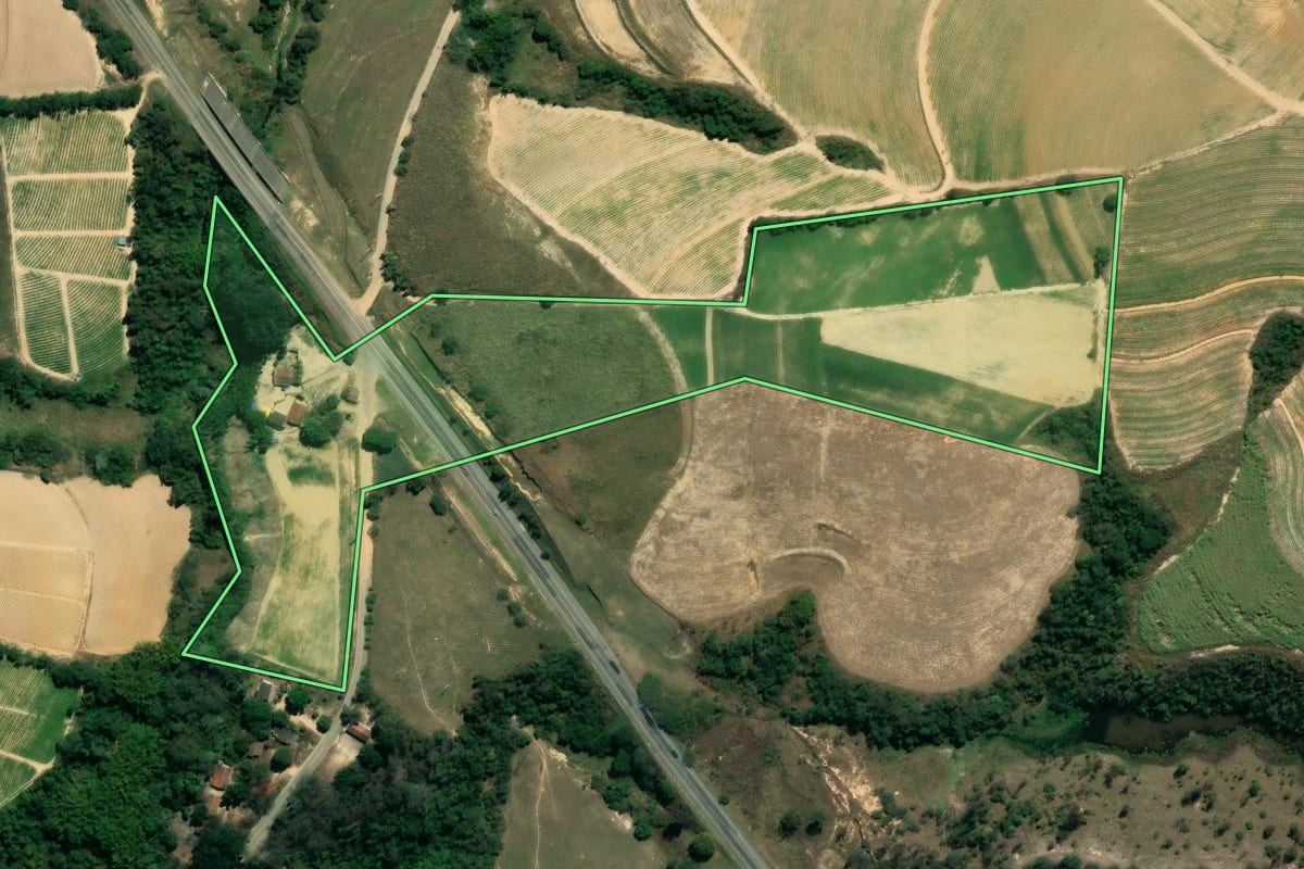Imagem de satélite do imóvel rural em Elias Fausto (SP), com o contorno declarado no CAR desenhado por cima.