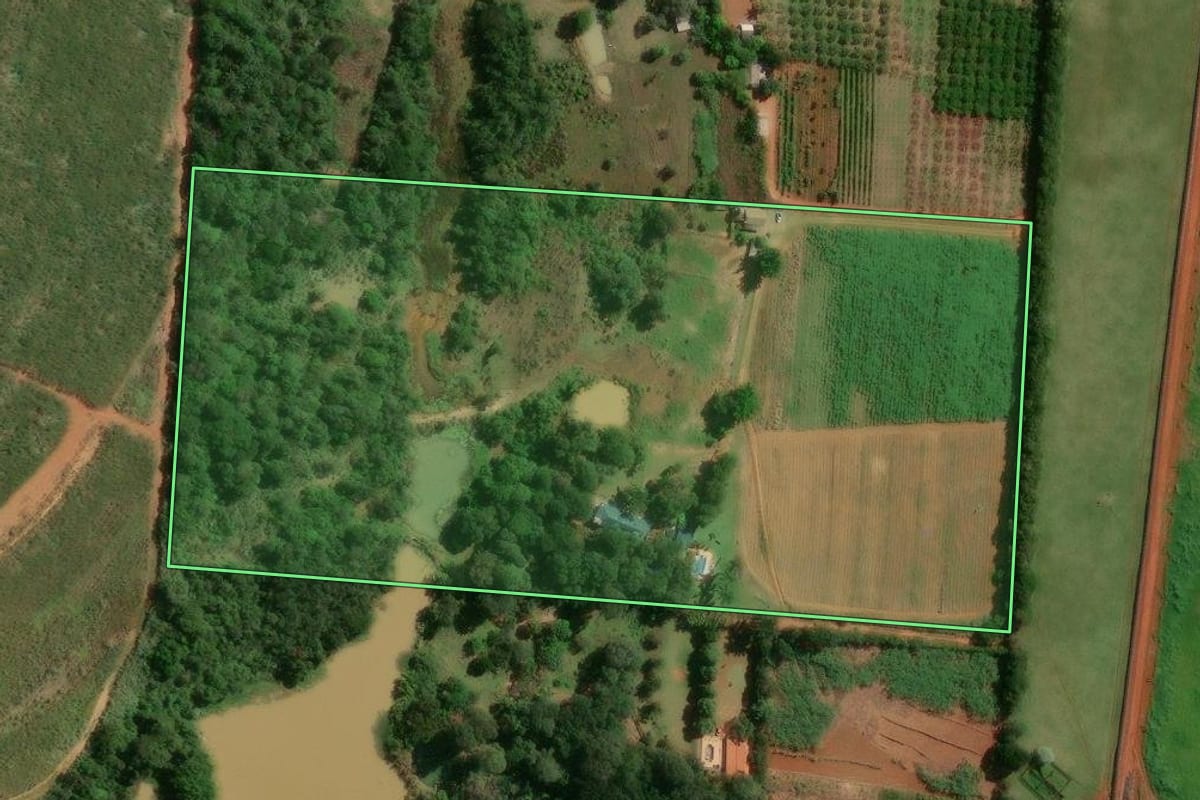 Imagem de satélite do imóvel rural em Elias Fausto (SP), com o contorno declarado no CAR desenhado por cima.
