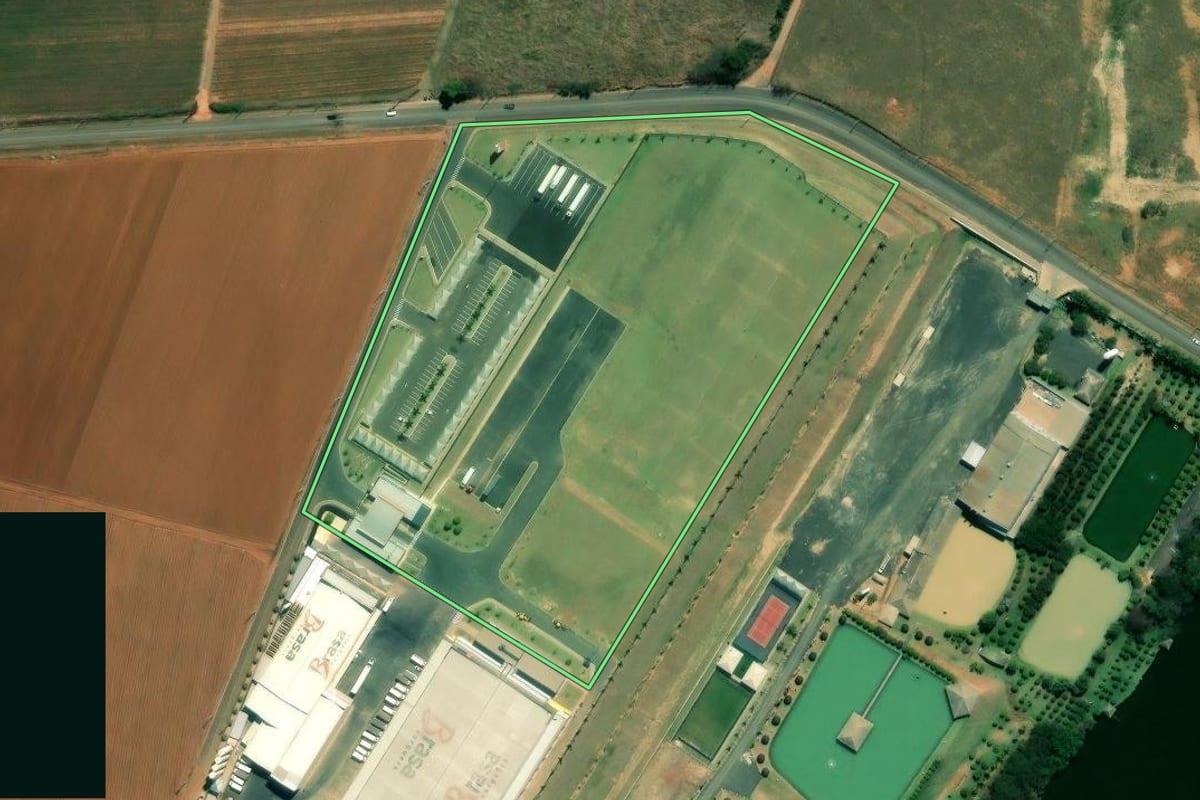 Imagem de satélite do imóvel rural em Elias Fausto (SP), com o contorno declarado no CAR desenhado por cima.