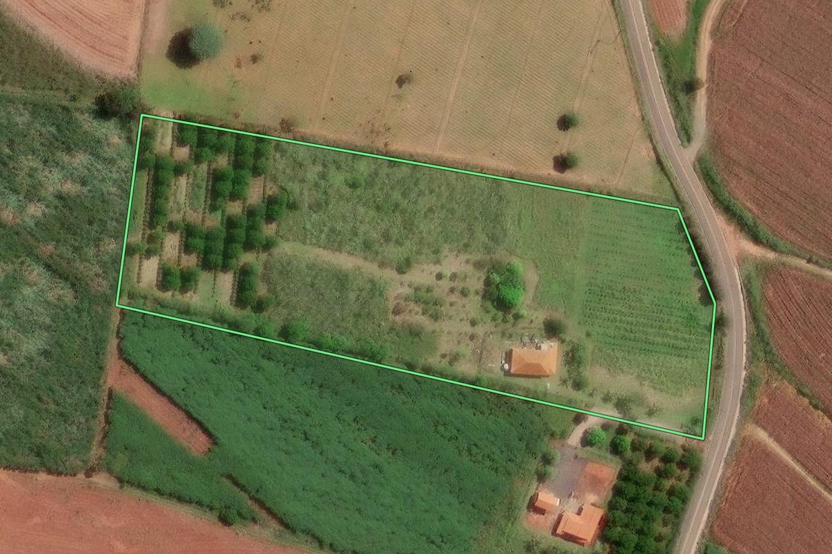 Imagem de satélite do imóvel rural em Elias Fausto (SP), com o contorno declarado no CAR desenhado por cima.
