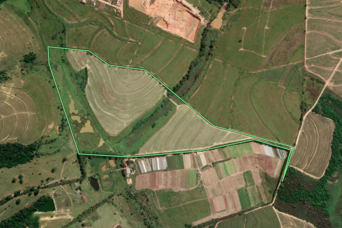 Imagem de satélite do imóvel rural em Elias Fausto (SP), com o contorno declarado no CAR desenhado por cima.