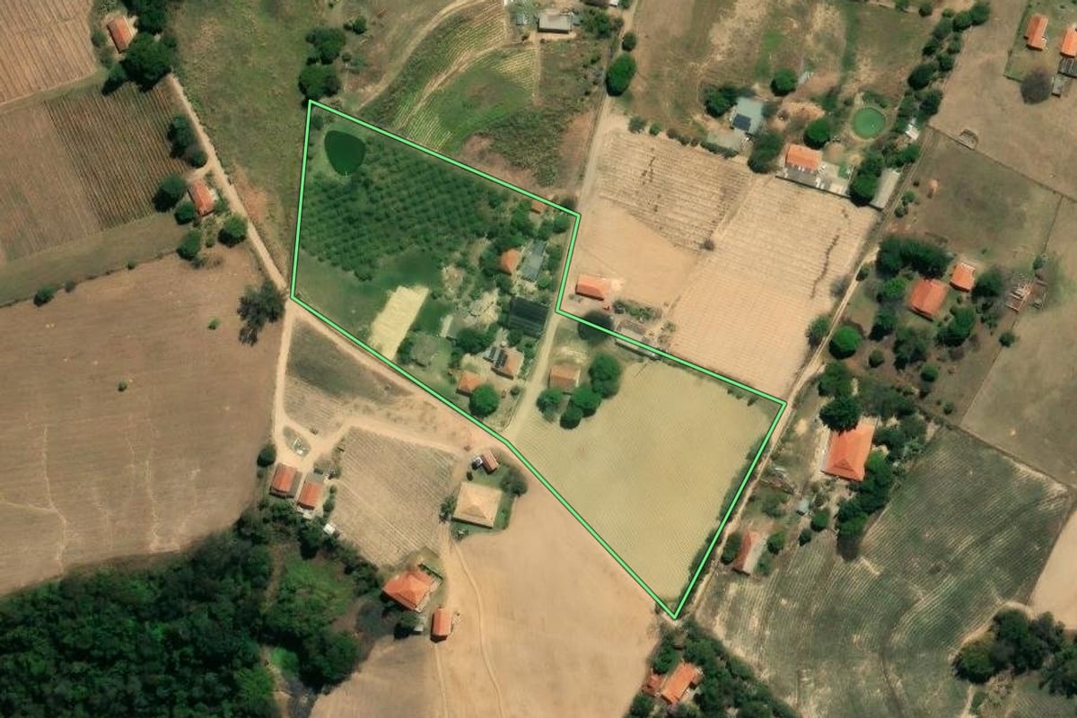 Imagem de satélite do imóvel rural em Elias Fausto (SP), com o contorno declarado no CAR desenhado por cima.