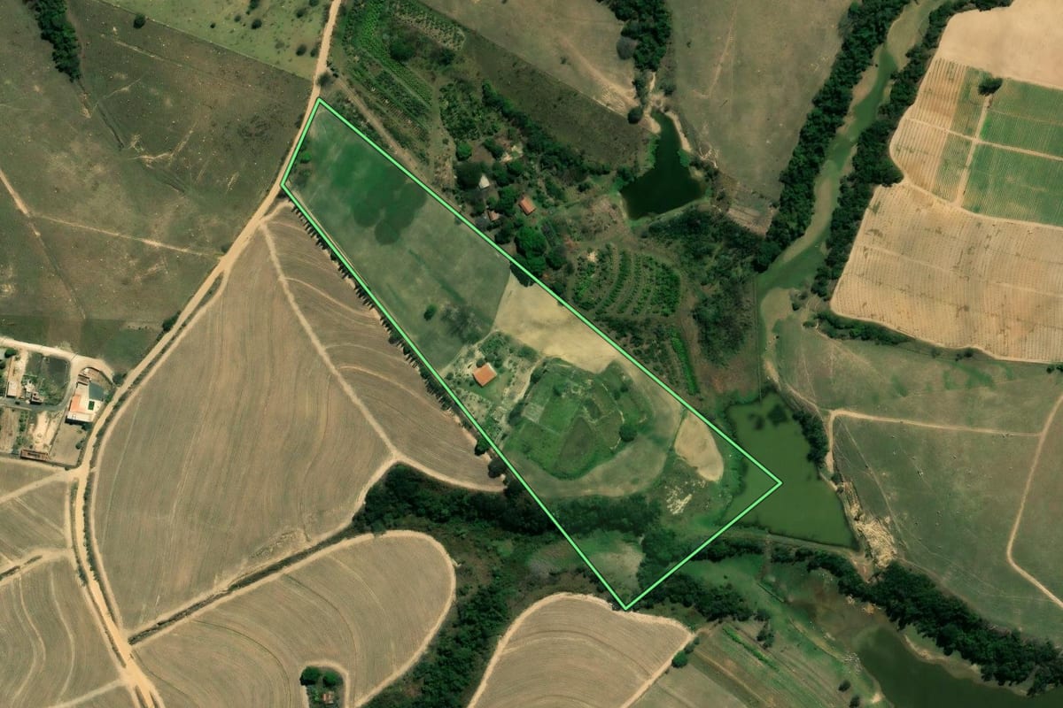 Imagem de satélite do imóvel rural em Elias Fausto (SP), com o contorno declarado no CAR desenhado por cima.