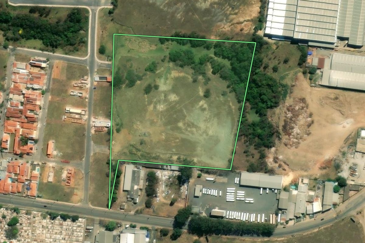 Imagem de satélite do imóvel rural em Elias Fausto (SP), com o contorno declarado no CAR desenhado por cima.