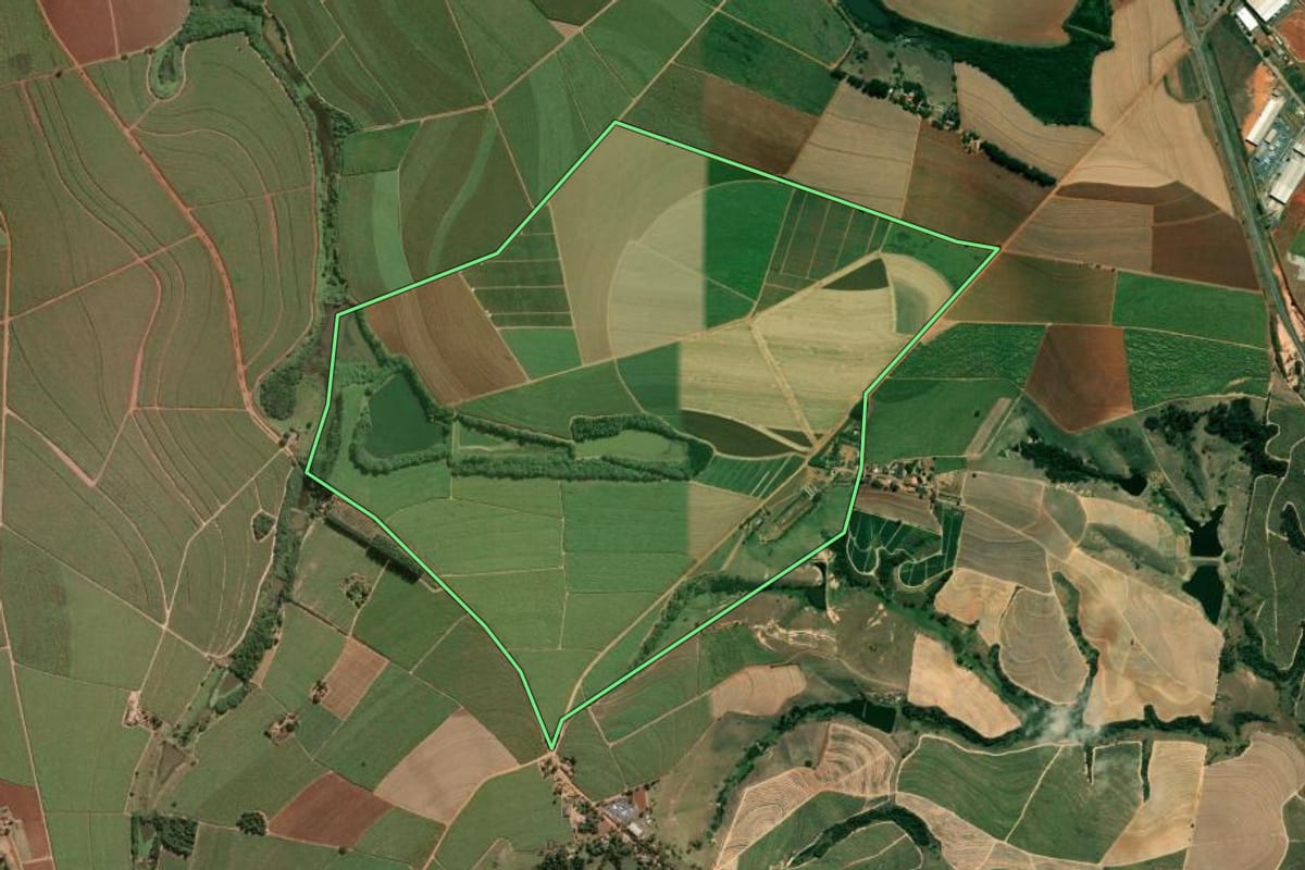 Imagem de satélite do imóvel rural em Elias Fausto (SP), com o contorno declarado no CAR desenhado por cima.