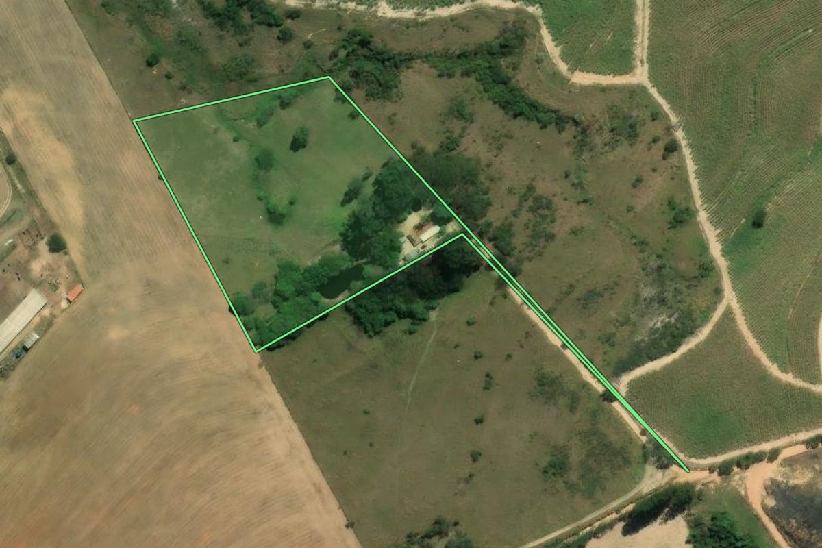 Imagem de satélite do imóvel rural em Elias Fausto (SP), com o contorno declarado no CAR desenhado por cima.