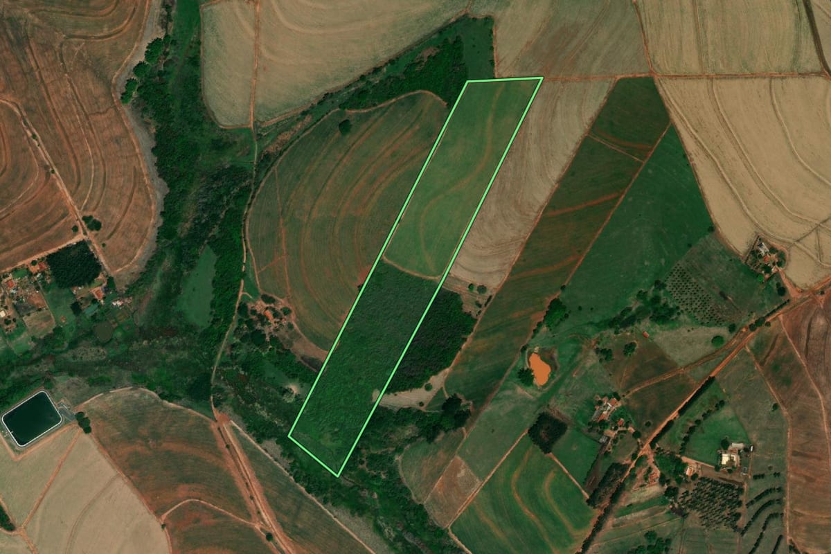 Imagem de satélite do imóvel rural em Embaúba (SP), com o contorno declarado no CAR desenhado por cima.