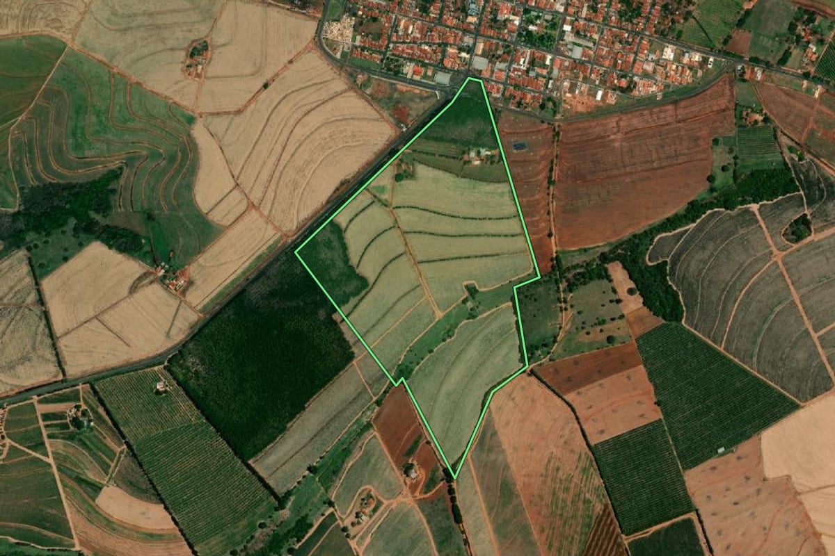 Imagem de satélite do imóvel rural em Embaúba (SP), com o contorno declarado no CAR desenhado por cima.